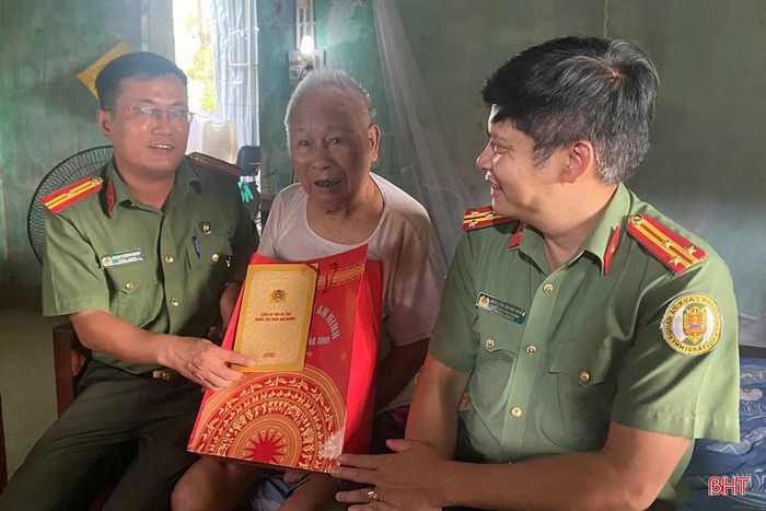 Thượng tá Nguyễn Minh Triển - Phó Trưởng phòng Quản lý xuất nhập cảnh (Công an tỉnh) cùng Công an xã Toàn Lưu tặng quà cho gia đình đồng chí Thiếu tá Trần Văn Tuấn - nguyên Trưởng đồn CA CK Cầu Treo.