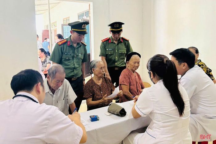 Lực lượng an ninh Công an tỉnh phối hợp với Tòa Giám mục Giáo phận Hà Tĩnh và Trung tâm Y tế Đức Thọ tổ chức khám bệnh, tư vấn sức khỏe và cấp phát thuốc miễn phí tại Giáo xứ Thượng Ích.