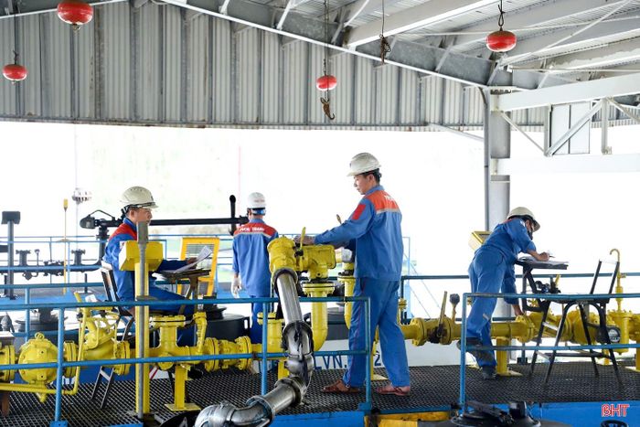 Công nhân làm việc tại Công ty Cổ phần Xăng dầu Dầu khí Vũng Áng.