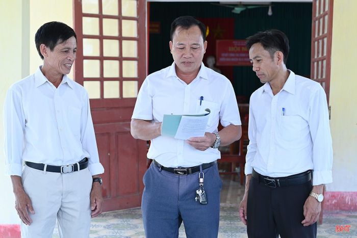 Cán bộ thôn Hưng Thịnh, xã Cẩm Hưng rà soát các nhiệm vụ cần thực hiện trong thời gian tới.