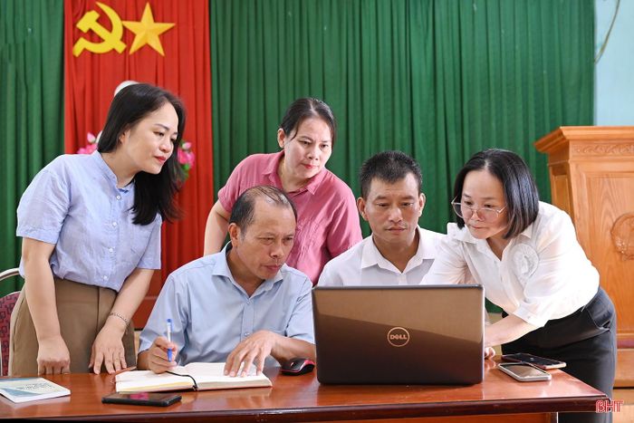 Cán bộ phường Hà Huy Tập trực tiếp xuống địa bàn hướng dẫn cán bộ TDP 3 hoàn thiện hồ sơ, cập nhật dữ liệu.