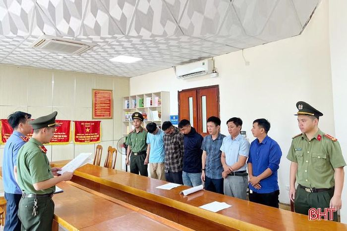 Cơ quan An ninh điều tra tống đạt các quyết định khởi tố đối với 6 đối tượng.