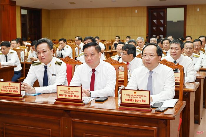 Đồng chí Nguyễn Hữu Nghĩa - Ủy viên Trung ương Đảng, Tổng Kiểm toán Nhà nước, đồng chí Nguyễn Duy Lâm - Ủy viên Trung ương Đảng, Bí thư Tỉnh ủy, Trưởng đoàn ĐBQH tỉnh Hà Tĩnh và các đại biểu dự hội nghị.