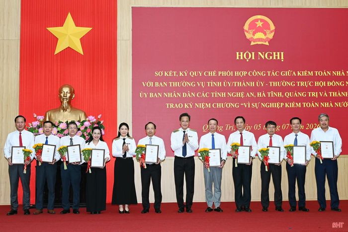 Lãnh đạo KTNN trao kỷ niệm chương cho các cá nhân có công lao đóng góp cho xây dựng và phát triển KTNN. Hà Tĩnh có 5 cá nhân được nhận kỷ niệm chương gồm: Bí thư Tỉnh ủy Nguyễn Duy Lâm, Chủ tịch UBND tỉnh Phan Thiên Định, Phó Chủ tịch Thường trực HĐND tỉnh Dương Tất Thắng, Phó Chủ tịch Thường trực UBND tỉnh Trần Báu Hà, Phó Chủ tịch UBND tỉnh Nguyễn Trọng Hiếu.