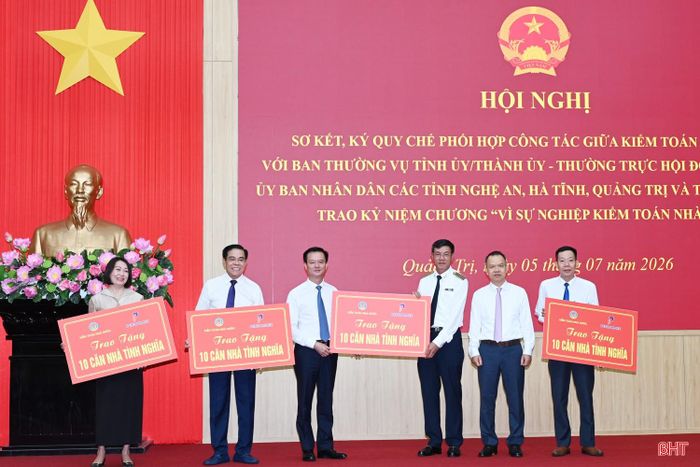 Lãnh đạo các tỉnh, thành tiếp nhận biểu trưng hỗ trợ nhà tình nghĩa.