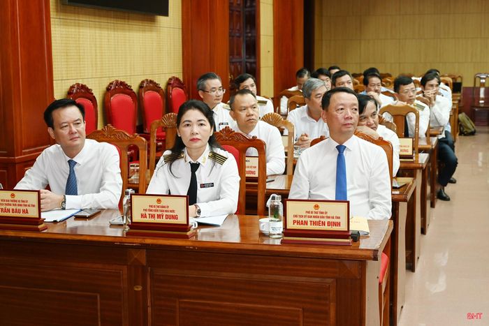 Đồng chí Phan Thiên Định - Phó Bí thư Tỉnh ủy, Chủ tịch UBND tỉnh Hà Tĩnh và các đại biểu dự hội nghị.