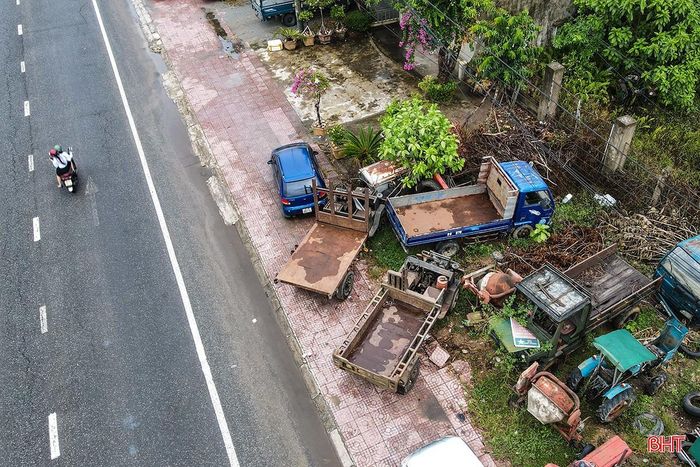 Khu vực vỉa hè bị chiếm dụng hoàn toàn trong thời gian dài.