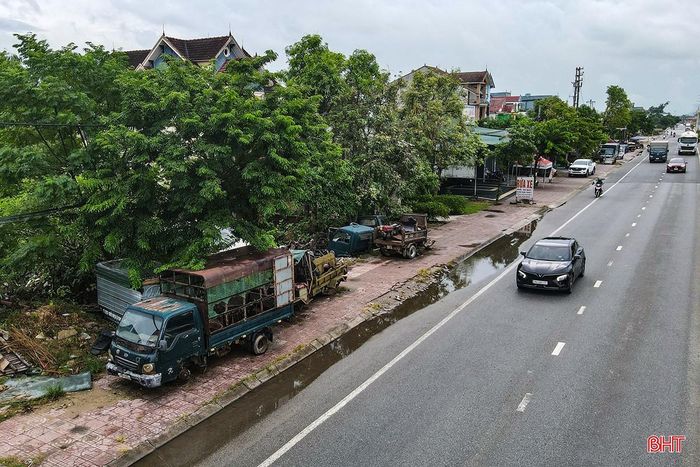 Các bãi phế liệu nằm ngay mặt tiền quốc lộ 1 nhưng không được che chắn, gây mất mỹ quan.
