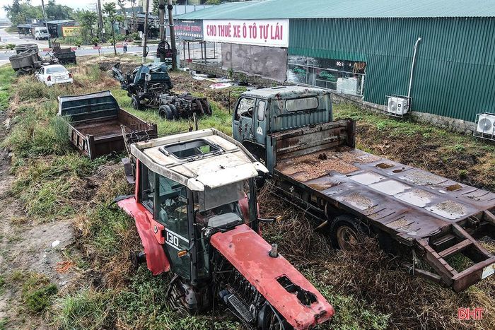 Có những khu vực xe hư hỏng được tập kết với số lượng lớn nằm lộ thiên.