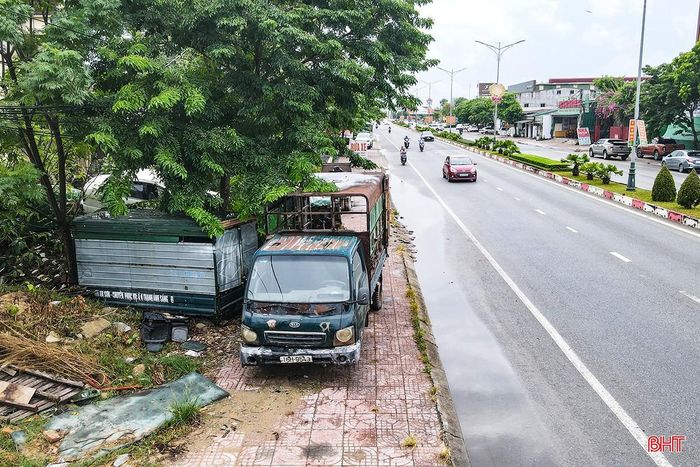 Việc tập kết lượng lớn phương tiện hư hỏng ngoài trời cũng đặt ra vấn đề về lấn chiếm hành lang an toàn giao thông, vệ sinh môi trường.