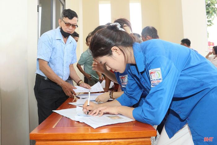Việc thu nhận mẫu ADN thân nhân liệt sĩ được thực hiện theo đúng quy trình, gồm các bước: tiếp nhận thông tin, kê khai, xác định đối tượng ưu tiên và tiến hành thu mẫu. Trong đó, ở khâu cập nhật thông tin đầy đủ, chính xác, các đoàn viên thanh niên đã phát huy tinh thần trách nhiệm, sự nhanh nhẹn và tận tình để hỗ trợ thân nhân liệt sĩ.