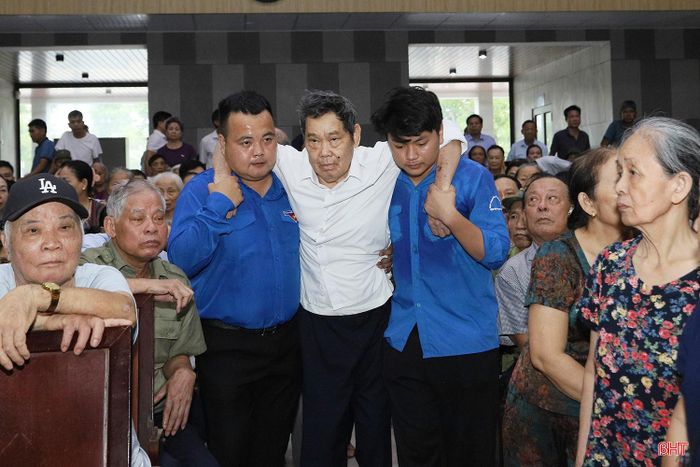 Theo sự phân công của Công an tỉnh, cùng với công an các địa phương, lực lượng đoàn thanh niên các xã, phường thường xuyên có mặt tại các điểm thu nhận mẫu ADN để hỗ trợ thân nhân liệt sĩ trong suốt quá trình thực hiện.