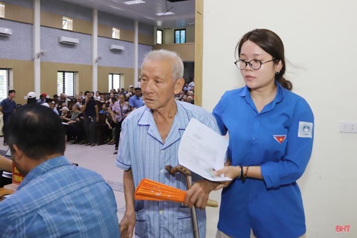 Các đoàn viên tận tình hướng dẫn các cụ ông, cụ bà là thân nhân liệt sĩ thực hiện các bước trong quy trình thu nhận mẫu ADN.