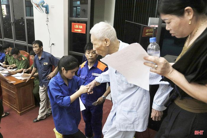  Hình ảnh màu áo xanh tình nguyện với những việc làm nhỏ bé, giản dị nhưng đong đầy nghĩa tình tại các điểm thu nhận mẫu ADN đã để lại nhiều ấn tượng đẹp. "Chúng em rất vui khi được góp một phần công sức hỗ trợ thân nhân liệt sĩ hoàn thành các thủ tục lấy mẫu ADN. Đây cũng là việc làm ý nghĩa để thế hệ trẻ bày tỏ lòng biết ơn, sự tri ân đối với các anh hùng liệt sĩ" - bạn Nguyễn Trung Hiếu (xã Trường Lưu) chia sẻ. 