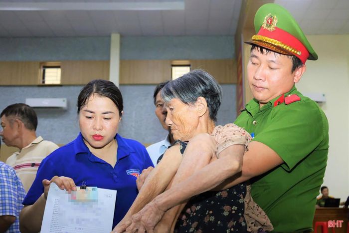 UBND xã Đông Kinh bố trí xe đưa đón thân nhân liệt sĩ đến Cụm thu nhận mẫu số 1 tại phường Thành Sen. Trên mỗi chuyến xe, các đoàn viên thanh niên được phân công đi cùng để thuận tiện hướng dẫn, hỗ trợ thân nhân trong suốt quá trình lấy mẫu.