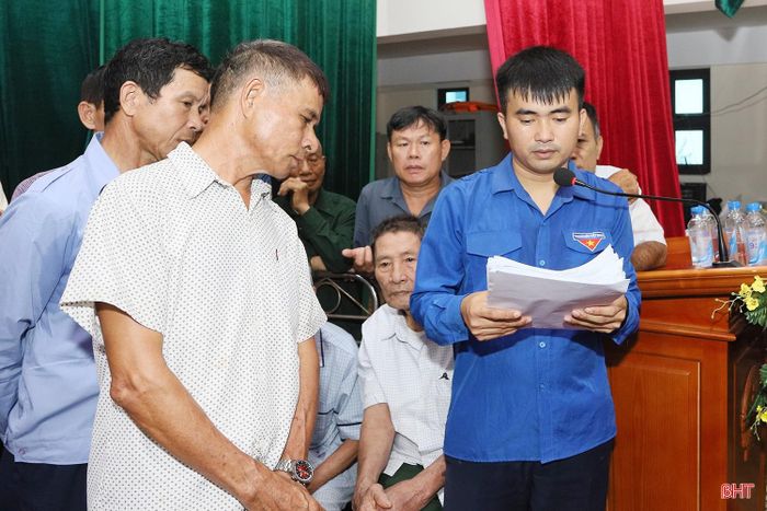  Anh Đồng Bảo Ngọc - Phó Bí thư Đoàn phường Nam Hồng Lĩnh chia sẻ: "Hầu hết thân nhân thuộc diện thu nhận mẫu đều đã lớn tuổi, sức khỏe yếu nên việc đi lại gặp nhiều khó khăn. Bên cạnh đó, nhiều người còn lúng túng trong việc tiếp cận các thông tin hướng dẫn và thực hiện đúng quy trình. Vì vậy, chúng tôi bố trí hơn 15 đoàn viên mỗi ngày, túc trực tại từng khâu để trực tiếp hướng dẫn, hỗ trợ các thân nhân". 
