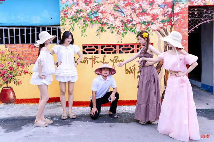 Từ một làng chài ven biển bình dị, thôn Hải Nam đang dần trở thành điểm đến mới trên hành trình khám phá Thiên Cầm. Những bức bích họa không chỉ làm đẹp không gian sống mà còn góp phần quảng bá hình ảnh quê hương, tạo điểm du lịch mới cho Thiên Cầm và thu hút ngày càng nhiều du khách đến với Hà Tĩnh.