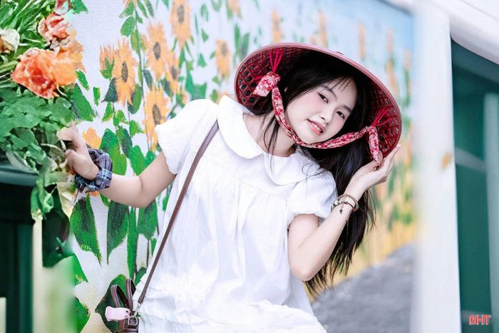 Chỉ sau ít ngày hoàn thành, không gian nghệ thuật giữa làng biển đã thu hút đông đảo người dân và du khách đến tham quan, chụp ảnh và trải nghiệm.