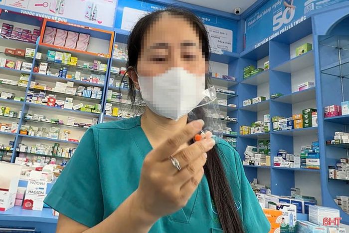 Người bán tư vấn và nhanh chóng bán thuốc cho khách hàng ở quầy thuốc Thủy Hà (xã Thạch Hà).
