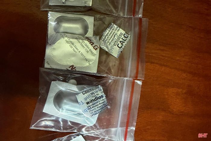 Nhân viên bán thuốc Colchicin 1mg mà không cần đơn của bác sĩ.