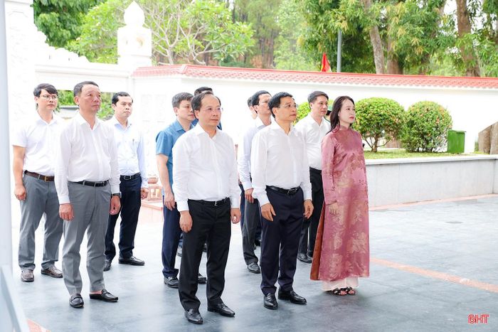 Đoàn đến dâng hương tại Khu mộ 10 nữ anh hùng liệt sĩ thanh niên xung phong hy sinh tại chiến trường Đồng Lộc.