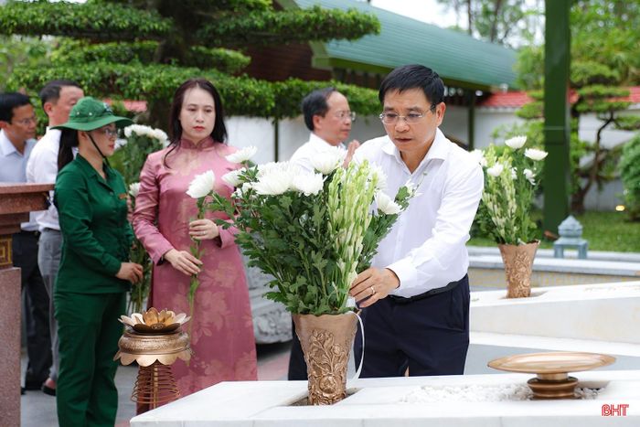 Phó Thủ tướng Chính phủ dâng hoa lên phần mộ 10 nữ anh hùng liệt sĩ.
