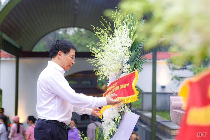 Phó Thủ tướng Nguyễn Văn Thắng thành kính dâng hoa tại Khu mộ 10 nữ anh hùng liệt sĩ thanh niên xung phong.