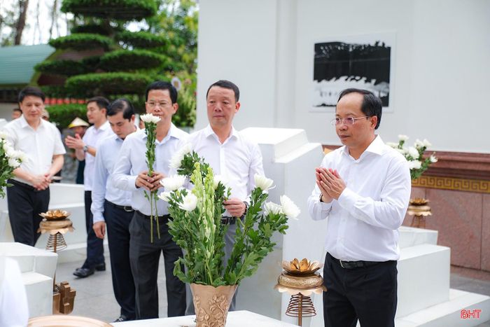 Bí thư Tỉnh ủy Nguyễn Duy Lâm, Chủ tịch UBND tỉnh Phan Thiên Định và Phó Chủ tịch UBND tỉnh Nguyễn Trọng Hiếu dâng hoa, dâng hương lên phần mộ 10 nữ anh hùng liệt sĩ.