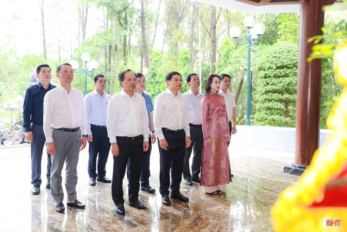 Đồng chí Nguyễn Văn Thắng - Ủy viên Trung ương Đảng, Phó Thủ tướng Chính phủ cùng các đồng chí lãnh đạo tỉnh Hà Tĩnh đã đến dâng hương, đặt vòng hoa tại Nhà bia tưởng niệm liệt sĩ thanh niên xung phong toàn quốc - nơi ghi danh hơn 4.000 liệt sĩ thanh niên xung phong trong cả nước.