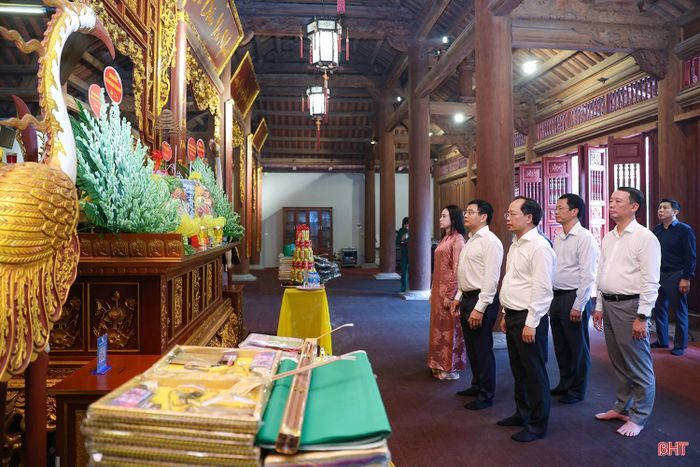 Đoàn cũng tới dâng hương tại đền thờ Ngã ba Đồng Lộc.