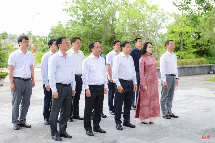 Tiếp đó, đoàn đến dâng hương tại Đài tưởng niệm các anh hùng liệt sĩ ngành giao thông vận tải hy sinh trong cuộc kháng chiến chống Mỹ cứu nước tại Hà Tĩnh