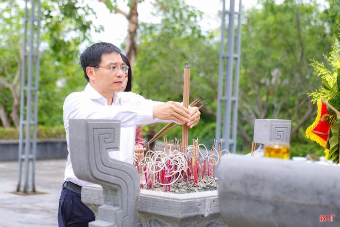 Phó Thủ tướng Nguyễn Văn Thắng dâng hương tại đài tưởng niệm.