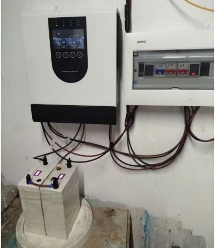 Bộ Inverter (bộ biến tần) và Pin lithium (bộ lưu điện). Ảnh: Internet.