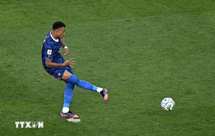 Kylian Mbappe lập công trên chấm 11m, ghi bàn mở tỷ số cho Pháp. (Ảnh: AFP/TTXVN)