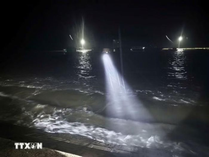 Khu vực đảo Trần (Đặc khu Cô Tô) mất điện, mưa lớn kèm dông lốc, sóng dâng cao. (Ảnh: TTXVN phát)