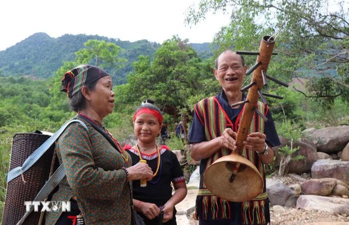 Đồng bào Ca Dong biểu diễn nhạc cụ truyền thống tại điểm du lịch Hồ Rà Hách xã Sơn Tây Hạ. (Ảnh: Phạm Cường/TTXVN)