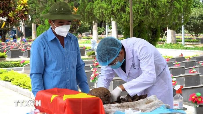 Tổ công tác khai quật, lấy mẫu hài cốt liệt sĩ tại Nghĩa trang Liệt sỹ Đức Cơ (xã Đức Cơ, tỉnh Gia Lai). (Ảnh: Hoài Nam/TTXVN)