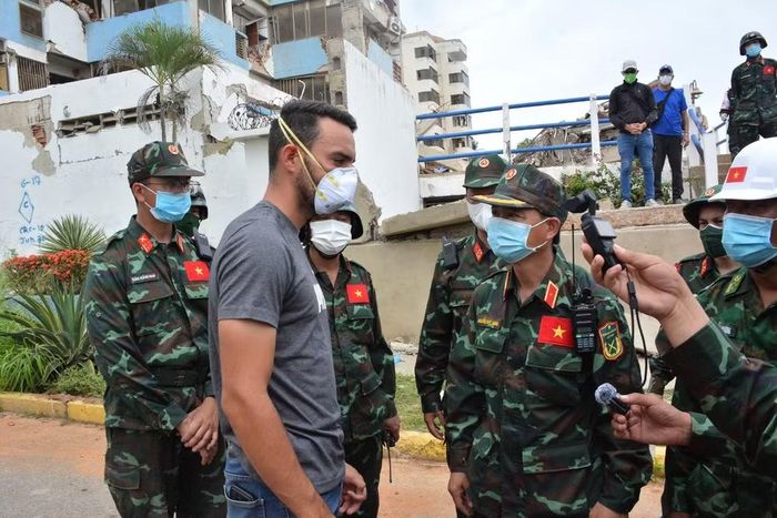 Anh Oscar Fernandez cảm ơn bộ đội Việt Nam đã giúp tìm kiếm và đưa thi thể mẹ anh ra khỏi công trình đổ sập ngày 4/7 (giờ địa phương). (Ảnh: Hoàng Vũ/Vietnam+)