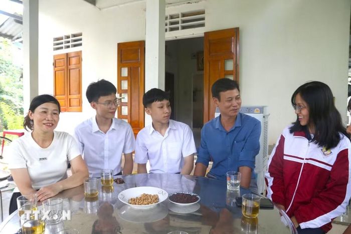 Thầy cô, bạn bè đến chia vui cùng Quang Khải và Anh Vũ sau khi biết kết quả kỳ thi tốt nghiệp THPT 2026. (Ảnh: Thanh Thủy/TTXVN)