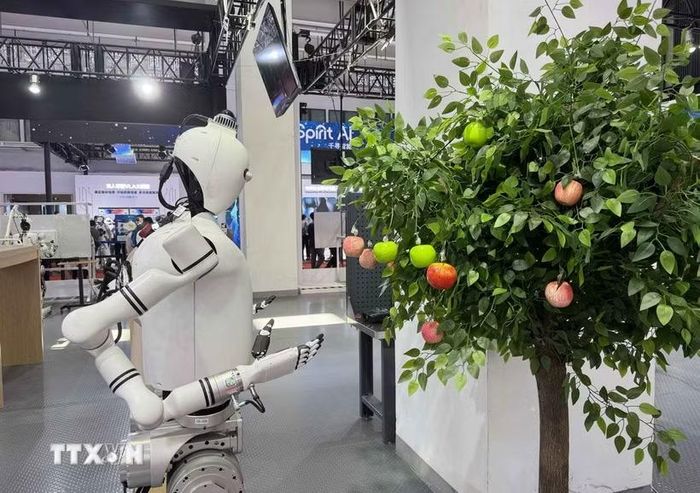Robot giúp thu hoạch hoa quả được trưng bày tại Hội nghị Robot thế giới 2025 thúc đẩy phát triển công nghiệp robot, Bắc Kinh, Trung Quốc. (Ảnh: Công Tuyên/TTXVN)