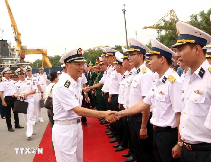 Cán bộ, chiến sỹ Quân đội nhân dân Việt Nam đón nhóm Chỉ huy Biên đội tàu 83. (Ảnh: Xuân Khu/TTXVN)