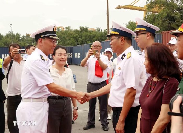Đại tá Phạm Tiến Dũng (phải), Phó Tham mưu trưởng Vùng 2 Hải quân Việt Nam và Đại tá Lưu Chiếm Phong (trái), Chỉ huy Biên đội 83 Hải quân Trung Quốc. (Ảnh: Xuân Khu/TTXVN)