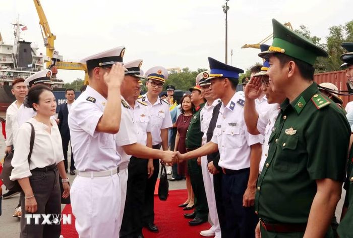 Cán bộ, chiến sỹ Quân đội nhân dân Việt Nam đón nhóm Chỉ huy Biên đội tàu 83. (Ảnh: Xuân Khu/TTXVN)