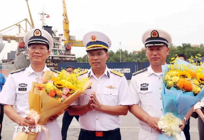 Đại tá Phạm Tiến Dũng (giữa), Phó Tham mưu trưởng Vùng 2 Hải quân Việt Nam đón nhóm Chỉ huy Biên đội 83 Hải quân Trung Quốc. (Ảnh: Xuân Khu/TTXVN)