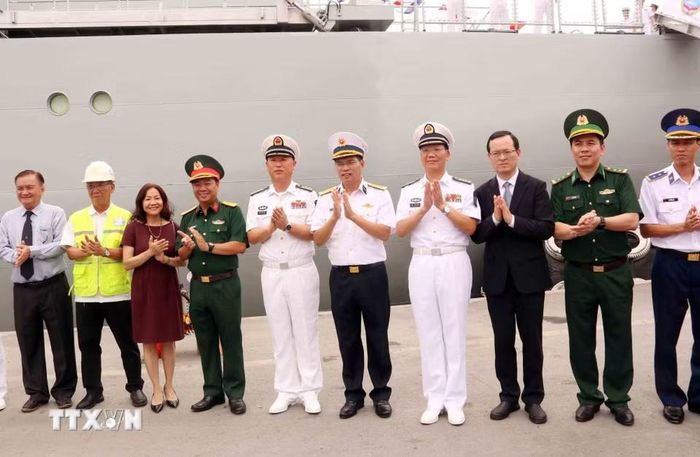 Các đại biểu dự lễ đón tàu chụp ảnh lưu niệm cùng nhóm Chỉ huy Biên đội tàu 83 Trung Quốc. (Ảnh: Xuân Khu/TTXVN)