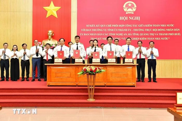 Lãnh đạo Kiểm toán Nhà nước và các tỉnh Hà Tĩnh, Nghệ An, Quảng Trị và thành phố Huế đã ký Quy chế phối hợp công tác trong giai đoạn 2026-2030. (Ảnh: TTXVN phát)