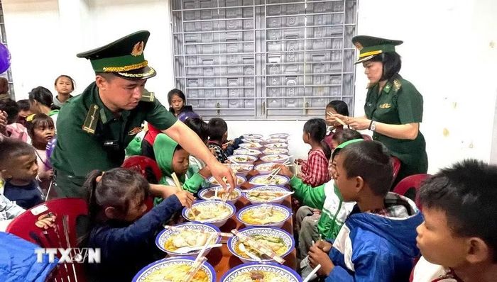 Trong khuôn khổ chương trình, Ban tổ chức và các thành viên trong đoàn thiện nguyện đã chuẩn bị hơn 200 tô bún Huế phục vụ miễn phí cho người dân và các em nhỏ tại chương trình. (Ảnh: TTXVN phát)
