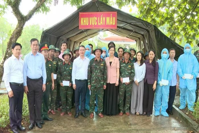 Đoàn công tác thăm hỏi, động viên Đội Quy tập hài cốt liệt sĩ 584, Bộ Chỉ huy Quân sự tỉnh Quảng Trị. (Nguồn: Báo Quảng Trị)