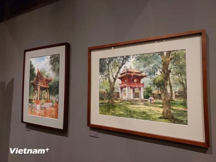 Triển lãm giới thiệu tới công chúng hơn 60 tác phẩm của 34 tác giả trong không gian kết hợp hài hòa giữa các mảng tường di sản và hệ kết cấu gỗ cổ kính, đưa người xem vào một hành trình thị giác đa chiều. (Ảnh: PV/Vietnam+)