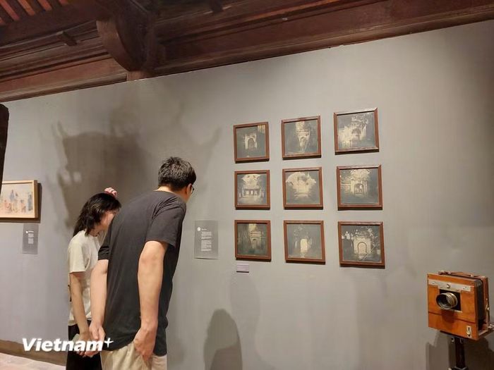 Triển lãm mang đến những cuộc đối thoại nghệ thuật thú vị xoay quanh chủ thể Văn Miếu-Quốc Tử Giám. (Ảnh: PV/Vietnam+)